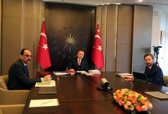 Son dakika: Cumhurbaşkanı Erdoğan başkanlığında video konferans yöntemiyle yapılan kabine toplantısı başladı