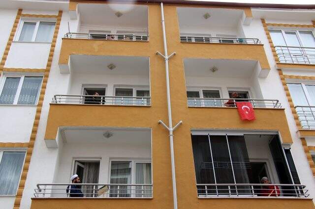 Sosyal mesafeyi koruyan vatandaşlar, mukabele geleneğini balkonlardan sürdürüyor