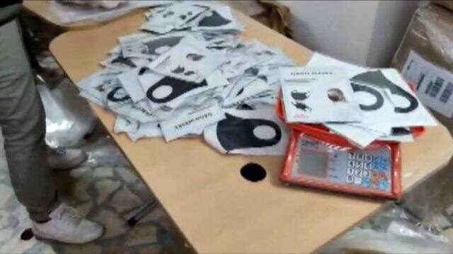 Avrupa'ya yastık arasında 87 bin maske göndermeye çalışan iki şüpheli yakalandı