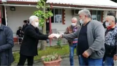 Düzce Belediyesi'nden, kamyoncu esnafına maske desteği Düzce Belediyesi'nden, kamyoncu esnafına maske desteği