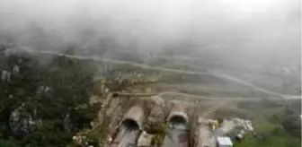 turkiye nin 4 bolgesini birbirine baglayacak honaz tuneli nde calismalar hizla devam ediyor