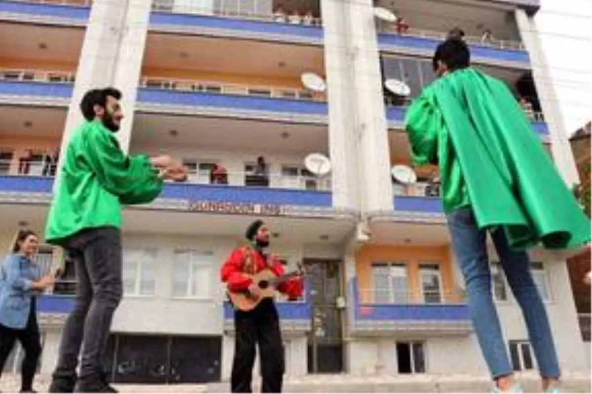 Evde kalan çocuklar için sokakta müzikal tiyatro sahneliyorlar