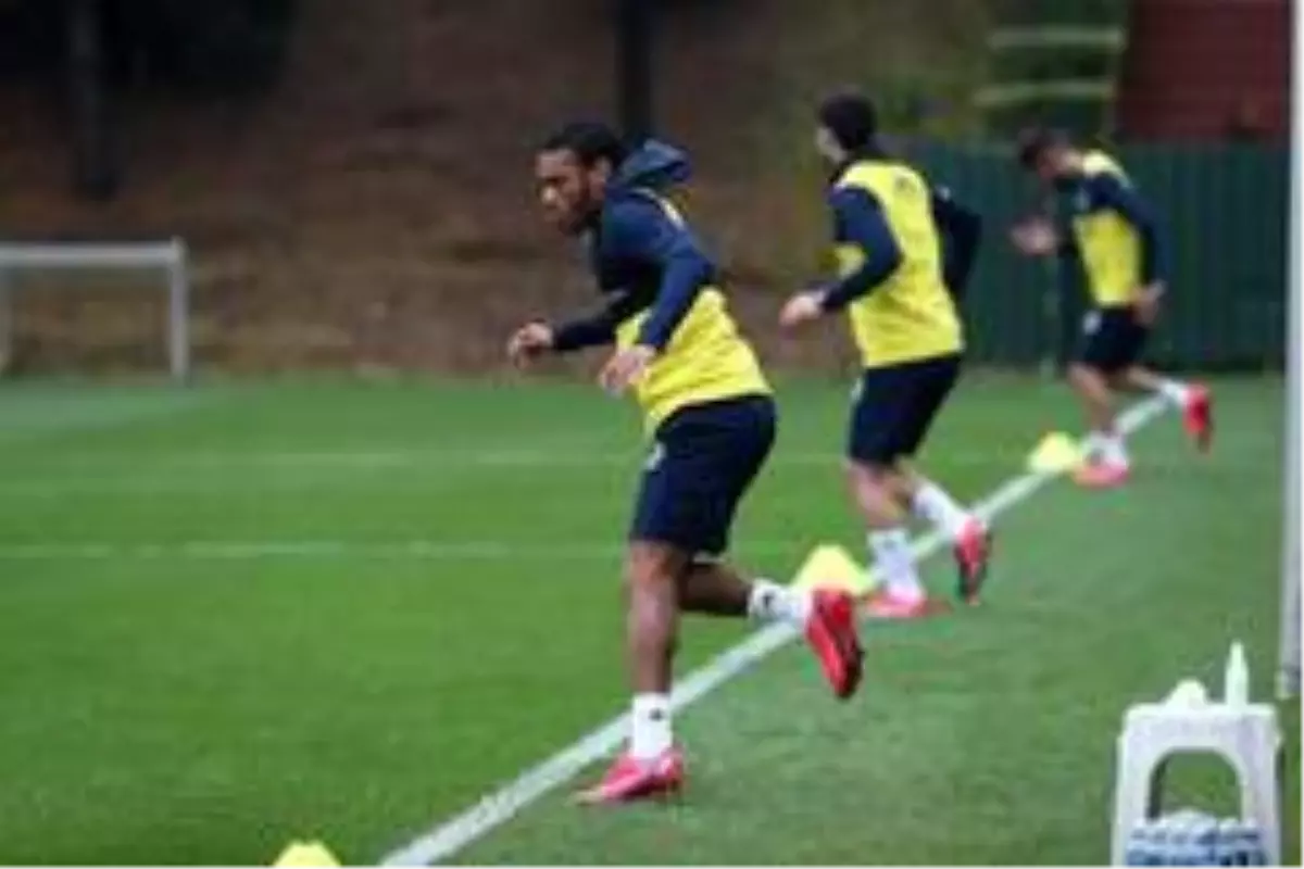Fenerbahçe gruplar halinde çalışmalarını sürdürdü