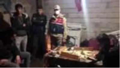 Garajda çay ocağı kurup, okey oynattılar Garajda çay ocağı kurup, okey oynattılar