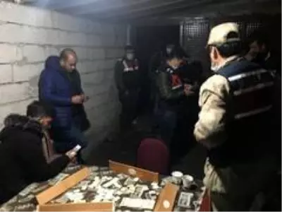 Garajda okey oynarken yakalanınca, kahkaha attılar Garajda okey oynarken yakalanınca, kahkaha attılar