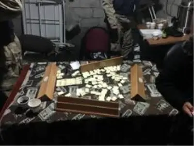 Garajda okey oynarken yakalanınca, kahkaha attılar Garajda okey oynarken yakalanınca, kahkaha attılar