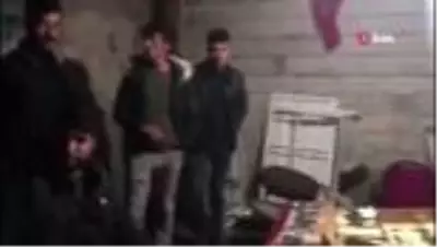 Garajda okey oynarken yakalanınca, kahkaha attılar Garajda okey oynarken yakalanınca, kahkaha attılar
