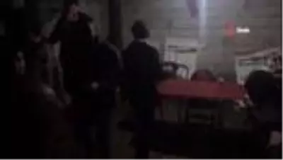 Garajda okey pahalıya mal oldu... Garajda okey oynarken yakalanınca, kahkaha attılar Garajda okey pahalıya mal oldu... Garajda okey oynarken yakalanınca, kahkaha attılar