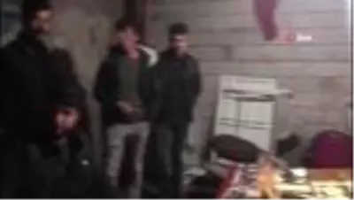 Garajda okey pahalıya mal oldu... Garajda okey oynarken yakalanınca, kahkaha attılar Garajda okey pahalıya mal oldu... Garajda okey oynarken yakalanınca, kahkaha attılar