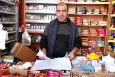 Gizli kahramanlar veresiye defterlerini kapattı, yoksulların yüzü güldü Gizli kahramanlar veresiye defterlerini kapattı, yoksulların yüzü güldü
