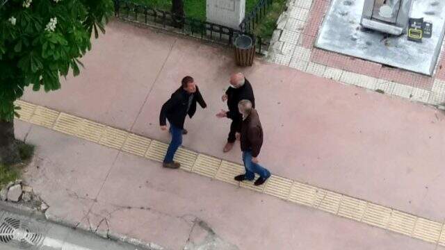Gündüz vakti alkol alan şahıs yoldan geçenlere saldırdı
