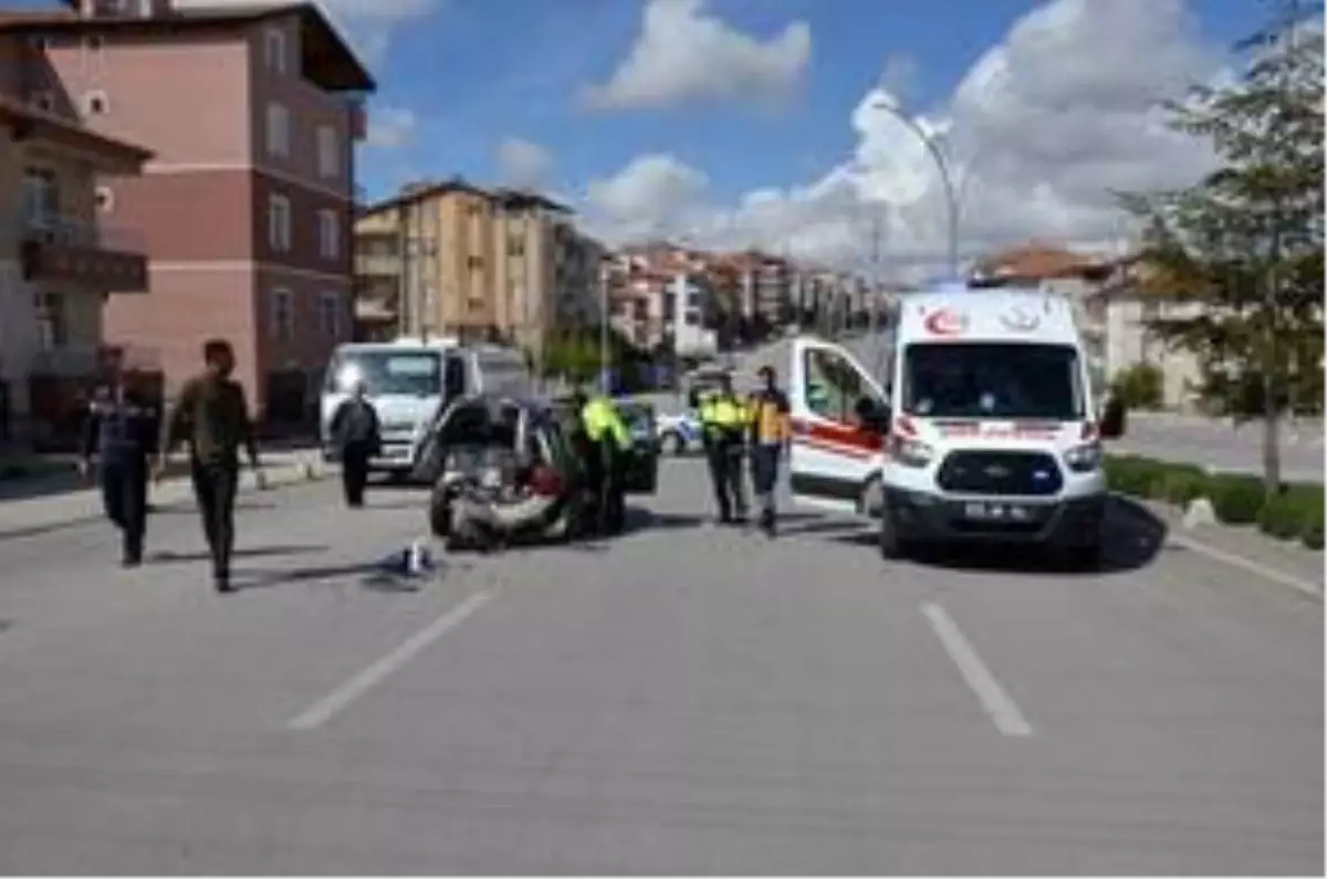Karaman'da otomobil kamyonetle çarpıştı: 1 yaralı