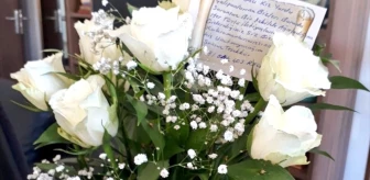 Karantinada kaldıkları yurdun çalışanlarına çiçekle teşekkür ettiler