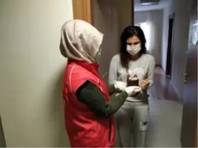 Karantinadaki öğrencinin doğum gününü kutladılar Karantinadaki öğrencinin doğum gününü kutladılar