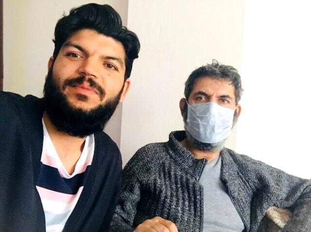 Korona tedavisi gördüğü hastane odasında oğlunun baktığı baba, taburcu oldu