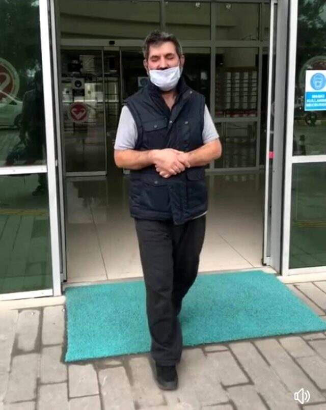 Korona tedavisi gördüğü hastane odasında oğlunun baktığı baba, taburcu oldu