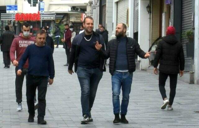 Koronavirüs tedbirlerine rağmen İstiklal Caddesi'ndeki yoğunluk dikkat çekti