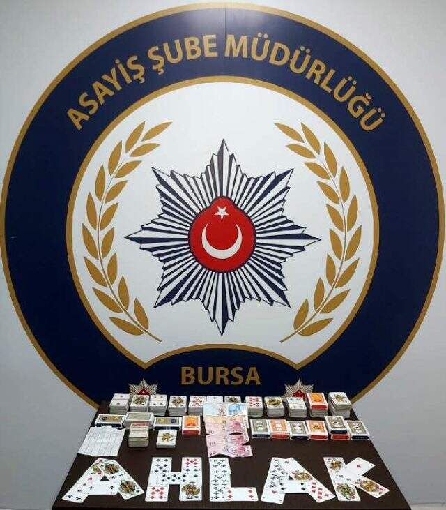 Kumar baskınında yakalanmamak isteyen şahıs, ağaca çıktı