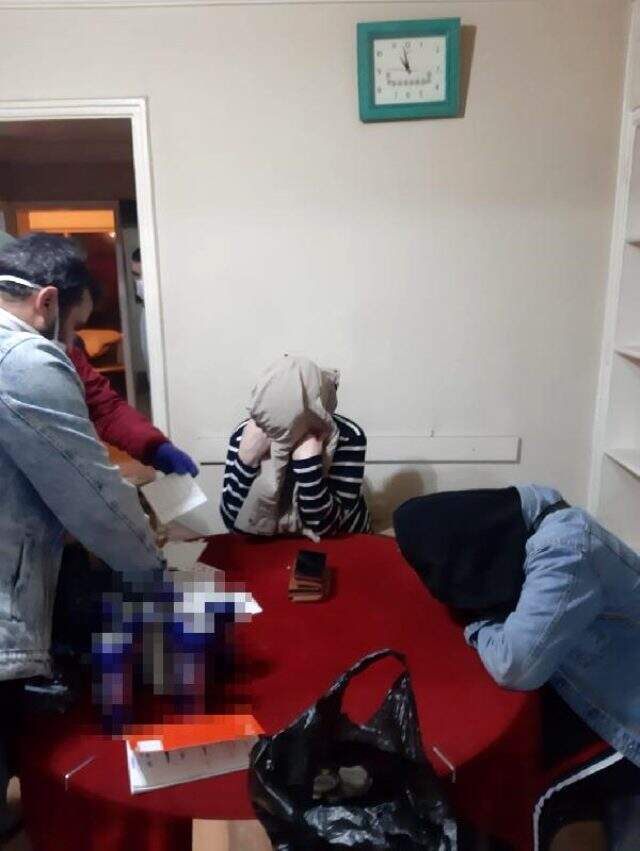 Kumar baskınında yakalanmamak isteyen şahıs, ağaca çıktı