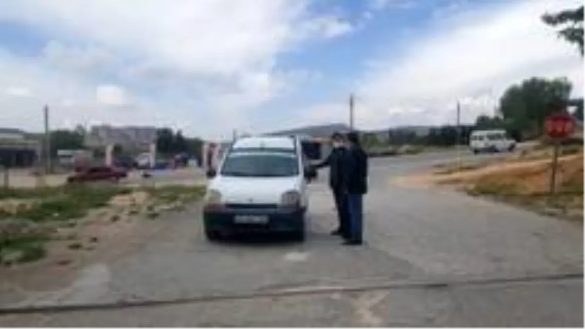 Sanayi sitesinde ateş ölçer ile korona virüsü denetimi