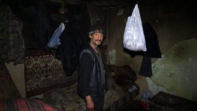 Kaldığı yeri görenin içi acıyor! Yaşlı adam, hayırseverlerin yardımını bekliyor.