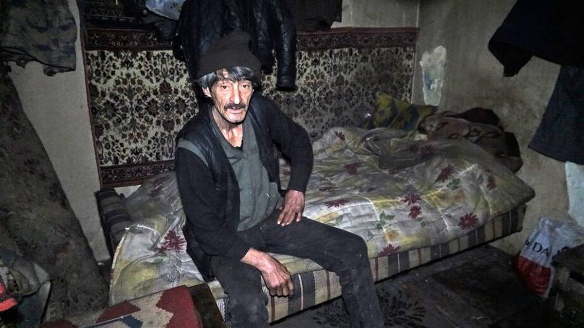 Kaldığı yeri görenin içi acıyor! Yaşlı adam, hayırseverlerin yardımını bekliyor