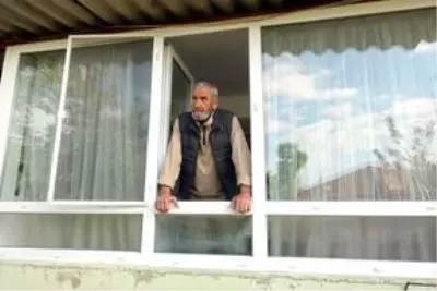 Yaşlılar ve çocuklar sokağa çıkmayı heyecanla bekliyor Yaşlılar ve çocuklar sokağa çıkmayı heyecanla bekliyor