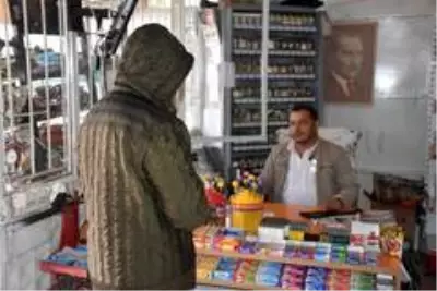 'Bir çay söyler misin?' dedi ve mahallenin bakkal borcunu sıfırladı