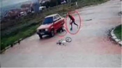 Hızla gelen araç, bisikletli çocuklara çarptı! O anlar anbean kaydedildi Hızla gelen araç, bisikletli çocuklara çarptı! O anlar anbean kaydedildi