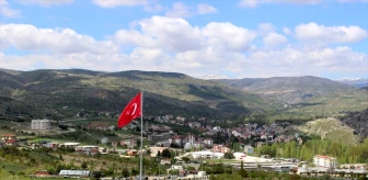 Bozkır'ın üzerinde dev Türk bayrağı dalgalanıyor