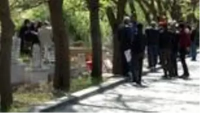 Deniz Gezmiş ve arkadaşlarına mezarları başında anma Deniz Gezmiş ve arkadaşlarına mezarları başında anma