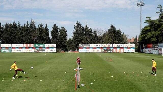 Galatasaray, sosyal mesafe ve hijyen kurallarına uygun olarak saha antrenmanlarını sürdürdü Galatasaray, sosyal mesafe ve hijyen kurallarına uygun olarak saha antrenmanlarını sürdürdü