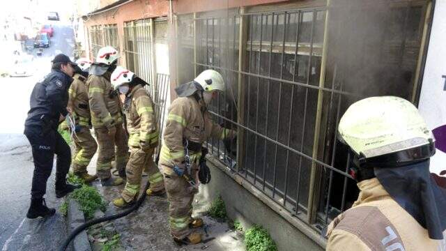 İş yerinde çıkan yangında kasadaki paralar da kül oldu