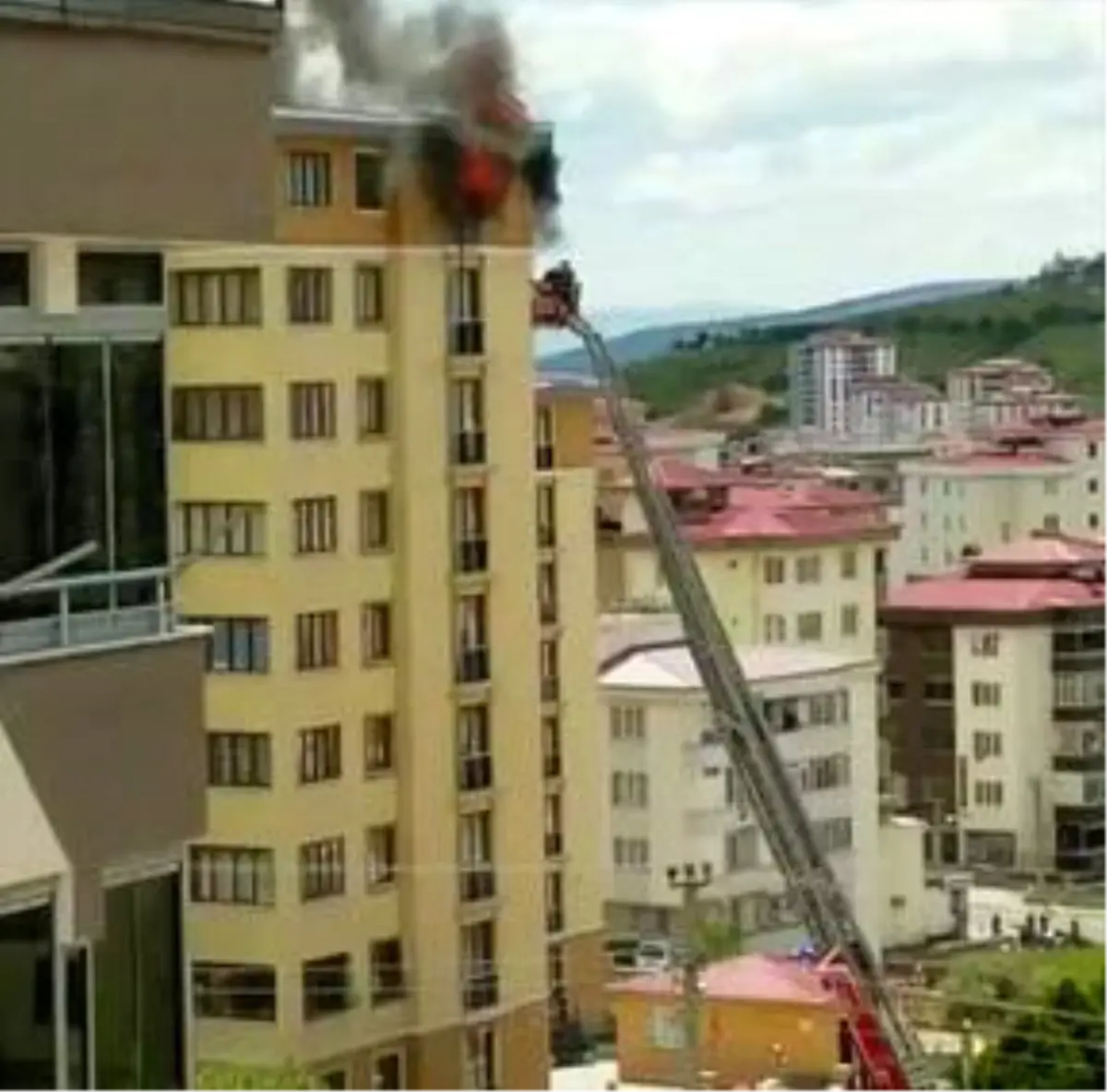 Kahramanmaraş'ta apartmanda çıkan yangın söndürüldü