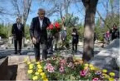 Kılıçdaroğlu, Deniz Gezmiş'in mezarını ziyaret etti