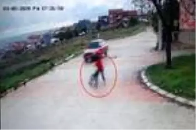 Kısıtlamaya uymayan 2 çocuk, bisikletle otomobile çarptı: 1 yaralı Kısıtlamaya uymayan 2 çocuk, bisikletle otomobile çarptı: 1 yaralı