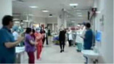 Kök hücre tedavisiyle Covid-19’u yenen hemşire meslektaşları tarafından hastaneden alkışlarla...