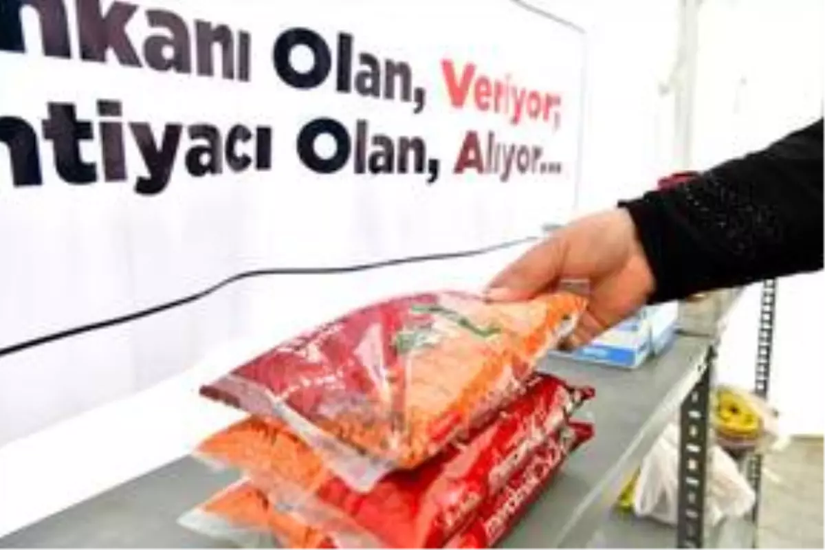 Mamak'ta yardımseverlerle ihtiyaç sahiplerini buluşturan çarşı kuruldu