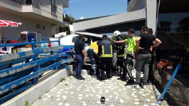 Ortalığı savaş alanına çeviren kaza! Kontrolden çıkan otomobil markete daldı