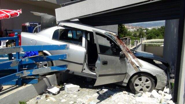 Ortalığı savaş alanına çeviren kaza! Kontrolden çıkan otomobil markete daldı