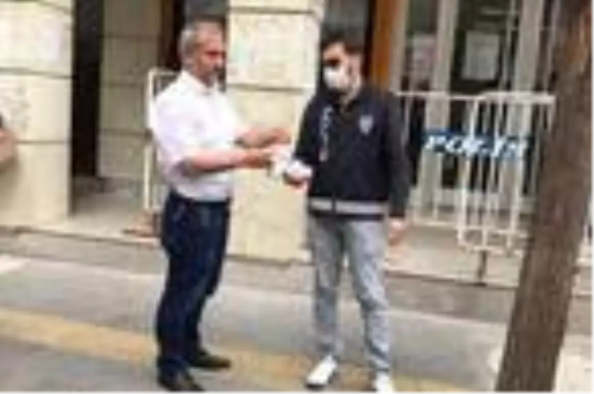 Polislerden vatandaşlara maske dağıtımı yapılıyor