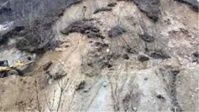Solhan'da heyelan yolu kapattı