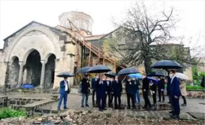 Trabzon Valisi Ustaoğlu, restorasyonu süren Ayasofya Camisi'nde incelemelerde bulundu Trabzon Valisi Ustaoğlu, restorasyonu süren Ayasofya Camisi'nde incelemelerde bulundu