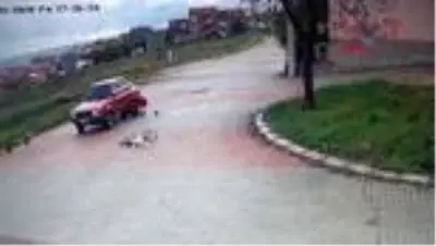 Hızla gelen araç, bisikletli çocuklara çarptı! O anlar anbean kaydedildi Hızla gelen araç, bisikletli çocuklara çarptı! O anlar anbean kaydedildi