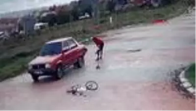Hızla gelen araç, bisikletli çocuklara çarptı! O anlar anbean kaydedildi Hızla gelen araç, bisikletli çocuklara çarptı! O anlar anbean kaydedildi