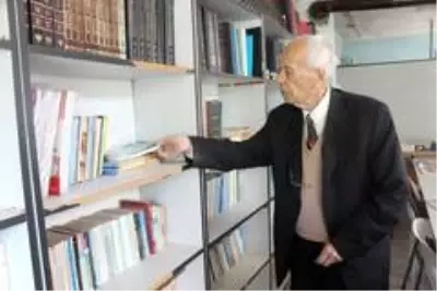 11 bin kitabın bulunduğu 20 yıllık kütüphaneyi bağışlayacak 11 bin kitabın bulunduğu 20 yıllık kütüphaneyi bağışlayacak