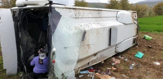 Afyonkarahisar'da otobüs tarlaya devrildi: 16 yaralı