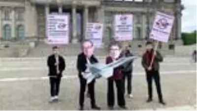 Almanya'nın ABD'den savaş uçağı alma planları protesto edildi Almanya'nın ABD'den savaş uçağı alma planları protesto edildi