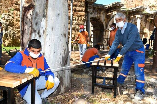Antalya'da sosyal mesafeye uyumlu olması için bankların ortaları kesildi