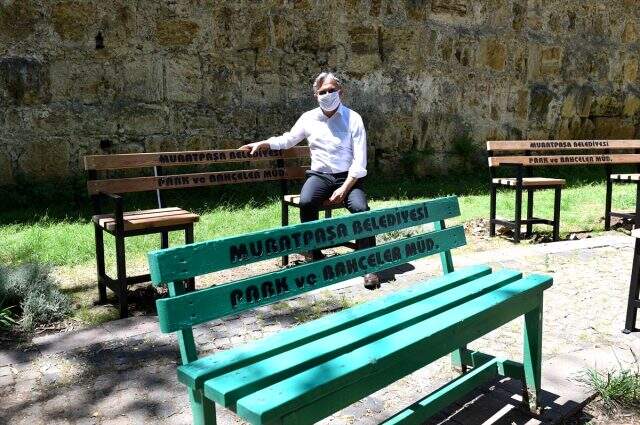 Antalya'da sosyal mesafeye uyumlu olması için bankların ortaları kesildi